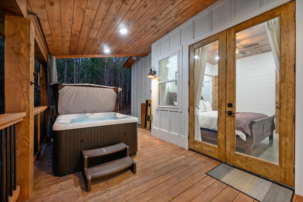 Bella Luna Cabin - Cozy Farmhouse Cabin, Private Deck, Swing Set, Fire Pit, Hot Tub Villa Broken Bow Eksteriør billede