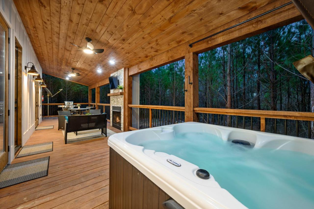 Bella Luna Cabin - Cozy Farmhouse Cabin, Private Deck, Swing Set, Fire Pit, Hot Tub Villa Broken Bow Eksteriør billede