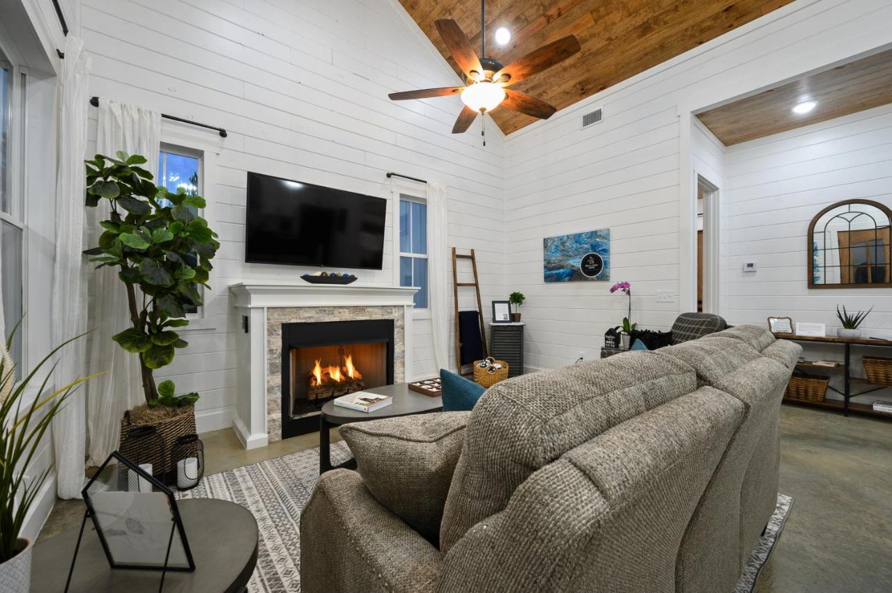 Bella Luna Cabin - Cozy Farmhouse Cabin, Private Deck, Swing Set, Fire Pit, Hot Tub Villa Broken Bow Eksteriør billede