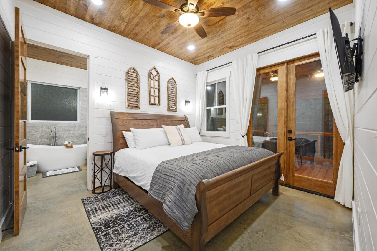 Bella Luna Cabin - Cozy Farmhouse Cabin, Private Deck, Swing Set, Fire Pit, Hot Tub Villa Broken Bow Eksteriør billede