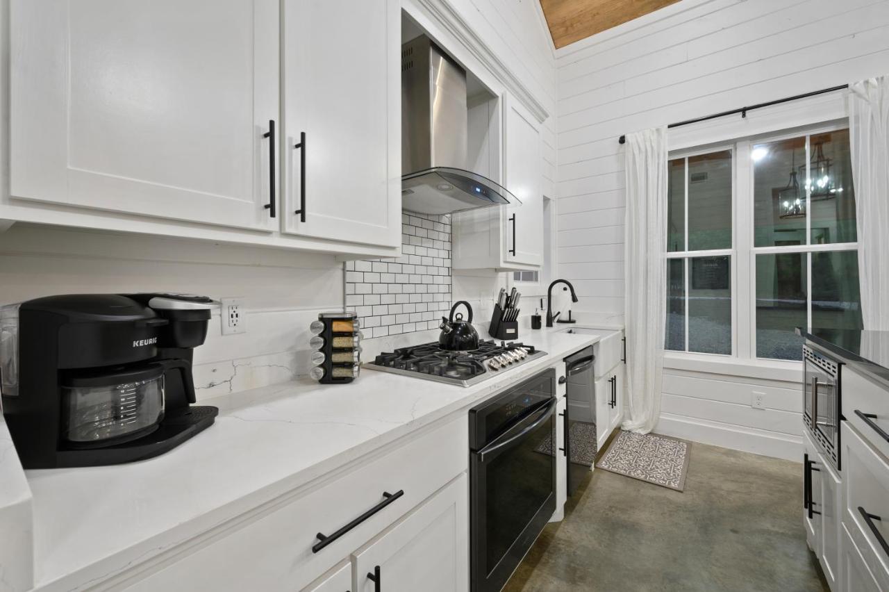 Bella Luna Cabin - Cozy Farmhouse Cabin, Private Deck, Swing Set, Fire Pit, Hot Tub Villa Broken Bow Eksteriør billede