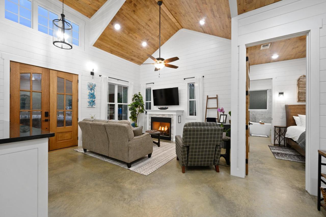 Bella Luna Cabin - Cozy Farmhouse Cabin, Private Deck, Swing Set, Fire Pit, Hot Tub Villa Broken Bow Eksteriør billede