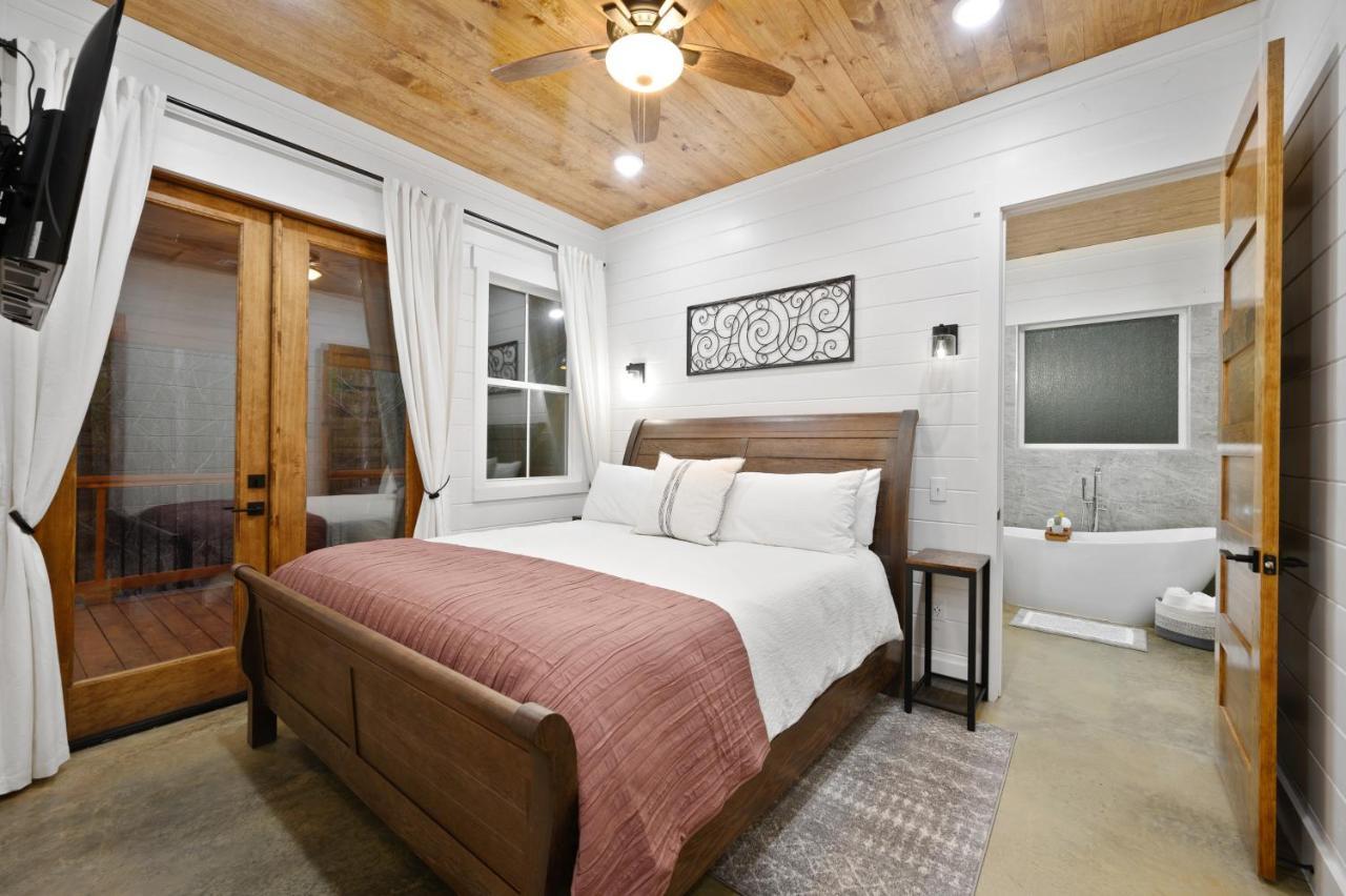 Bella Luna Cabin - Cozy Farmhouse Cabin, Private Deck, Swing Set, Fire Pit, Hot Tub Villa Broken Bow Eksteriør billede