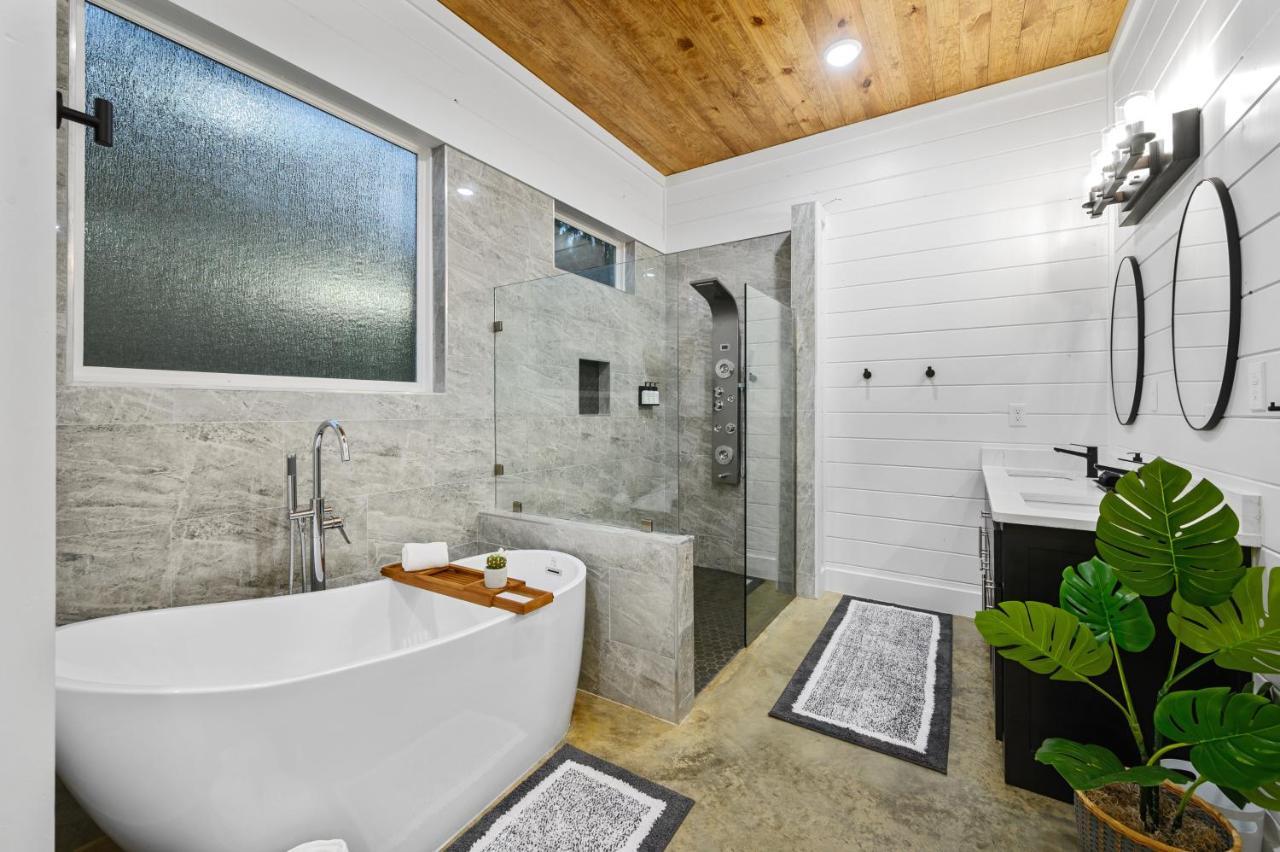 Bella Luna Cabin - Cozy Farmhouse Cabin, Private Deck, Swing Set, Fire Pit, Hot Tub Villa Broken Bow Eksteriør billede