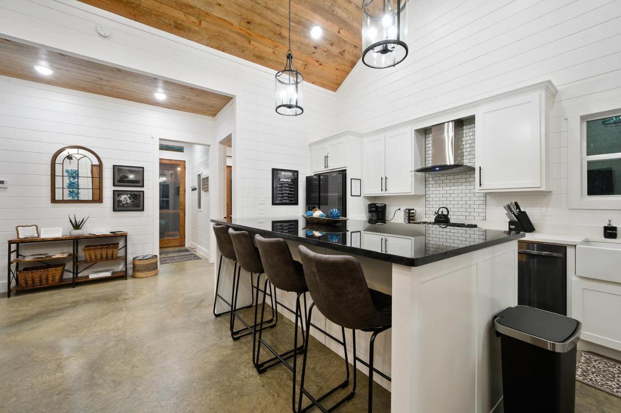 Bella Luna Cabin - Cozy Farmhouse Cabin, Private Deck, Swing Set, Fire Pit, Hot Tub Villa Broken Bow Eksteriør billede