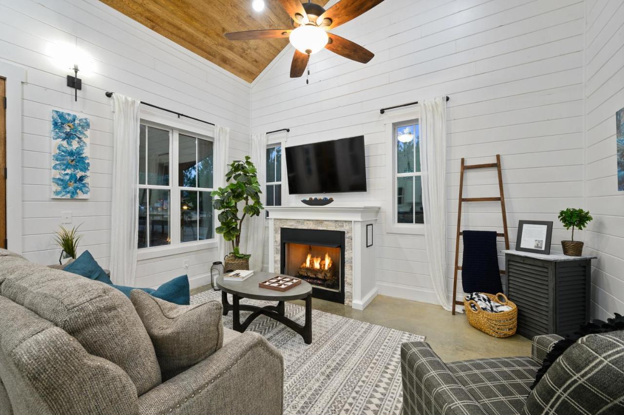 Bella Luna Cabin - Cozy Farmhouse Cabin, Private Deck, Swing Set, Fire Pit, Hot Tub Villa Broken Bow Eksteriør billede
